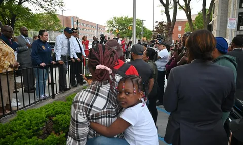 Mỹ: Nữ sinh 16 tuổi bị bắn chết ngay trước cổng trường