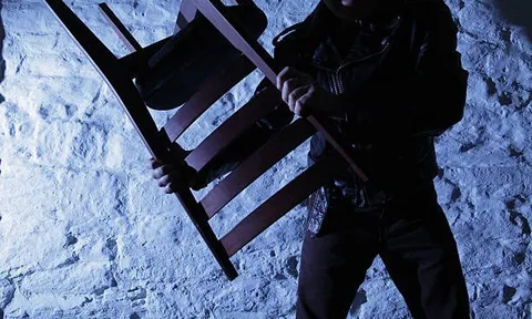 “Ghế sắt bay” sau trận bóng U14: Phụ huynh bị đánh nhập viện, nghi phạm bị bắt