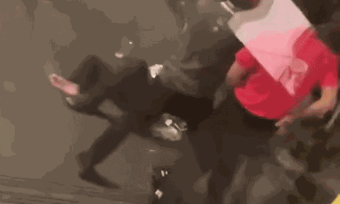 Clip: Nhân viên McDonald’s đạp người vô gia cư dã man, cộng đồng mạng kêu gọi tẩy chay