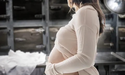 Sinh con chết lưu nơi đất khách, cô gái trẻ lặng lẽ rời đi, để lại thi thể trong tủ đông bệnh viện