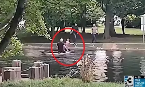 Clip: Người đàn ông khỏa thân bị cảnh sát truy đuổi gắt gao, nhảy xuống ao vẫn không thoát