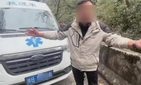Xe cứu thương bật còi ưu tiên để đưa khách đi du lịch, "cướp đường" chụp ảnh khiến dân mạng phẫn nộ