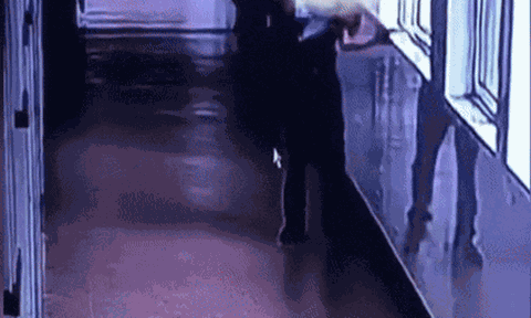 Bị bắn súng nước, giáo viên "đáp trả" bằng cách tát, bế học sinh ra cửa sổ tầng 3 rồi dọa ném xuống