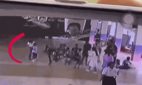 Clip: Phẫn nộ người đàn ông "xông phi" thẳng vào đầu bé trai 6 tuổi ngay trong trường mẫu giáo