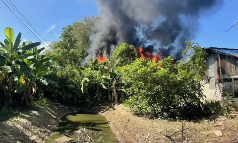 Quên tắt bếp, cụ ông vô tình "thiêu rụi" 3 căn nhà