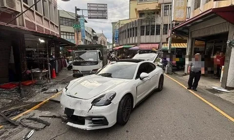 Ghen tuông mù quáng, người đàn ông lái Porsche tông sập nhiều cửa của hàng, livestream trên Instagram