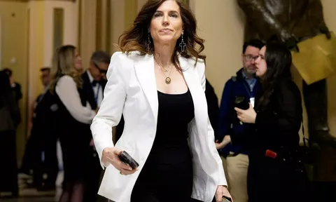 "Tôi sẽ cho mọi người thấy cơ thể mình": Nữ nghị sĩ công khai ảnh nhạy cảm giữa phiên điều trần vì lý do này