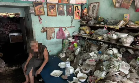 Xót xa cụ bà 76 tuổi phải ăn nhựa xốp vì đói, sống cô độc trong căn nhà ngập rác