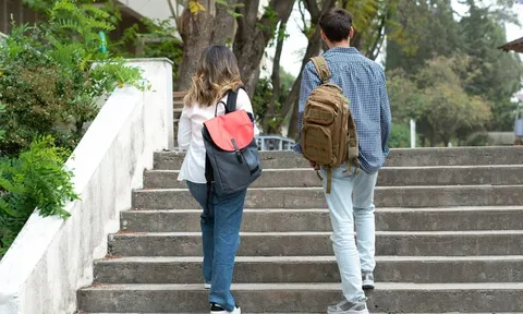 Tranh cãi ở Trung Quốc: Nữ sinh bị yêu cầu... cởi quần để "chứng minh" đau bụng kinh mới được nghỉ học