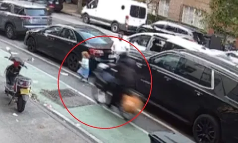 Clip: Thót tim xem cảnh bé gái 3 tuổi bị xe đạp điện tông trúng khi đang băng qua đường