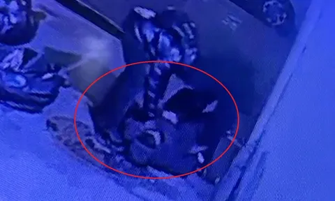 Clip: Hai tên cướp liều lĩnh tấn công, đạp vào mặt cảnh sát giữa phố