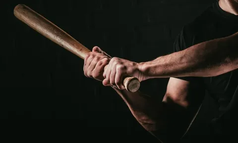 Người phụ nữ dùng gậy bóng chày đánh chết người giữa phố, bỏ mặc nạn nhân bị xe cán tử vong