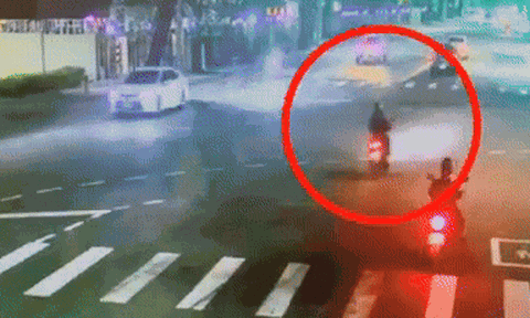 Clip: Vượt đèn đỏ khi bị cảnh sát truy đuổi, cô gái Trung Quốc tử vong thương tâm