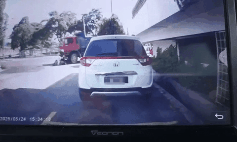 Clip: Xe tải cuốn người đi xe máy vào gầm, cán tử vong ngay tại chỗ