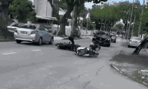 Bị giật dây chuyền, cụ bà 71 tuổi chống trả quyết liệt, cầm bình nước đánh liên tục vào đầu kẻ cướp