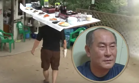 Dùng đầu “cân” cả bàn ăn nặng gần 40kg, chủ quán khiến mạng xã hội "dậy sóng"