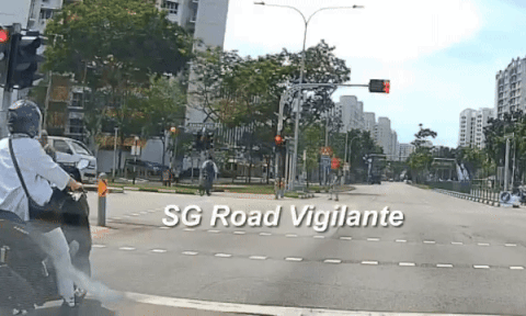 Clip: Vượt đèn đỏ, xe đạp bị xe máy tông văng ra đường, 1 người nhập viện