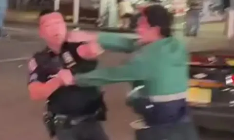 Clip: Người đàn ông đấm cảnh sát, tát phụ nữ, gây náo loạn Quảng trường Thời Đại