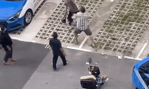 Clip: Bị taxi tông, người đàn ông tức giận vác dao tấn công tài xế