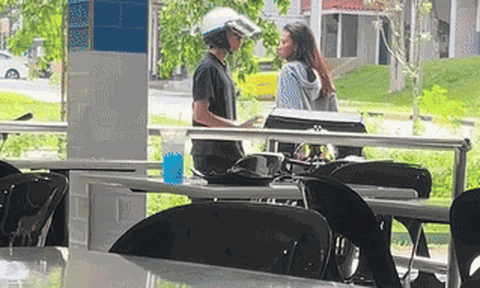 Clip: Thiếu niên 16 tuổi hành hung, đẩy ngã bạn gái giữa quán cafe khiến ai cũng phẫn nộ