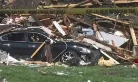 Clip: Vụ nổ lớn phá hủy căn nhà, rung chuyển cả khu phố khiến 1 người và 1 chú chó thiệt mạng