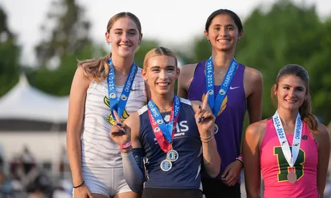 Hai nữ sinh từ chối đứng trên bục nhận giải cùng VĐV chuyển giới, dân mạng tranh cãi dữ dội