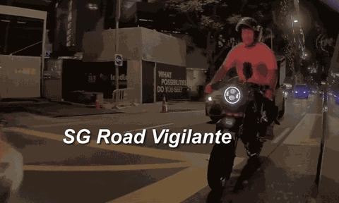 Clip: Té ngã khi len lỏi giữa hai xe ô tô, tài xế xe điện vội "chạy mất dép"