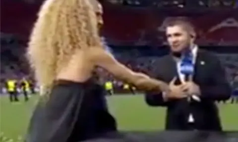 Huyền thoại UFC Khabib Nurmagomedov gây tranh cãi khi từ chối bắt tay nữ MC thể thao trên sóng trực tiếp