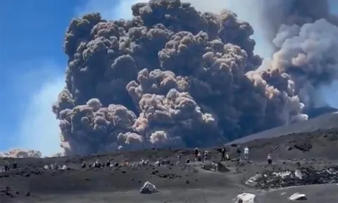 Clip: Núi lửa Etna phun trào, tro bụi phủ kín bầu trời Sicily khiến du khách hoảng loạn tháo chạy
