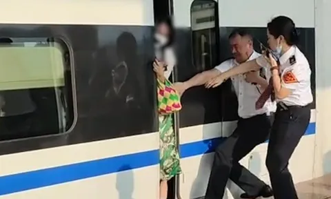 Clip: Lên nhầm tàu cao tốc, người phụ nữ bất ngờ bị kẹt cứng giữa cửa