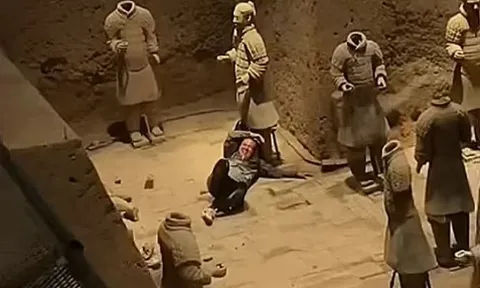 Du khách nhảy xuống hố, vô tình làm hư hai bức tượng binh mã 2.000 năm tuổi trong lăng mộ Tần Thủy Hoàng