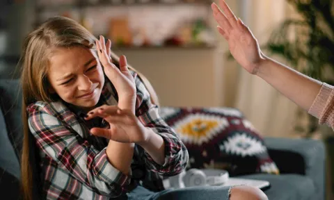 Ăn bánh mì không xin phép, học sinh bị giám thị tát thẳng vào mặt