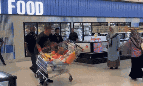 Clip: Cãi nhau với vợ, người chồng "điên tiết" lật tung xe đẩy giữa siêu thị