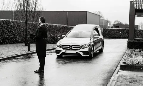 Cô gái dành hai năm đi dự đám tang chỉ để... được yêu