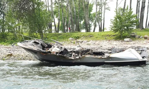 Tàu cháy ngùn ngụt khiến hành khách phải nhảy xuống biển thoát thân, hé lộ nguyên nhân thuyền trưởng bị bắt