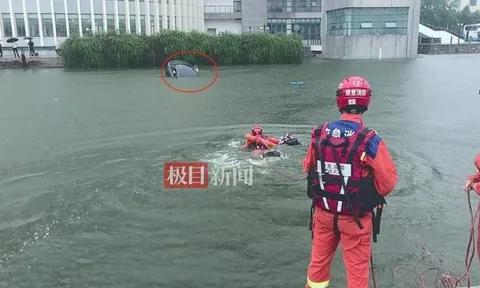 “Tôi còn phải đi phỏng vấn!”: Người đàn ông mặc kệ ô tô chìm nghỉm, quyết tâm không bỏ lỡ công việc