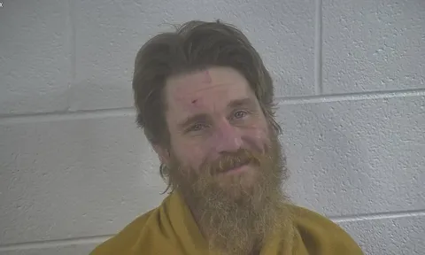 Người đàn ông bị bắt vì thả chồn cắn người, từng nổi tiếng vì... cưỡi lừa chạy trốn cảnh sát