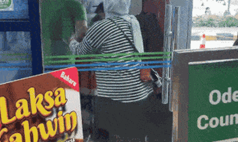 Clip: Phản đối chen hàng, người đàn ông bị đánh, quật ngã giữa ban ngày