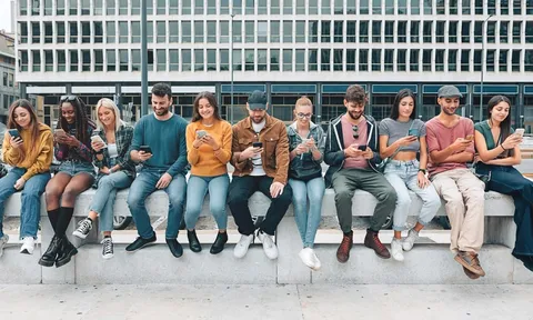 Vì sao Gen Z dần quay lưng với smartphone, trở về thời điện thoại nắp gập?