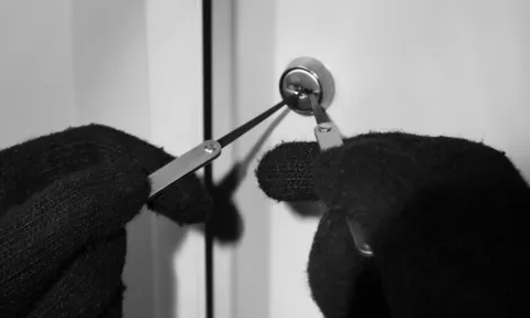 Cửa vừa mở, cô gái chết lặng khi thấy sếp nằm trên giường, không mảnh vải che thân