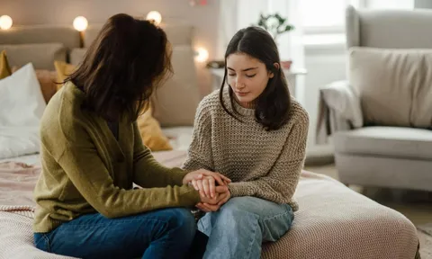 Chuyên gia cảnh báo: Cha mẹ càng kiểm soát, con càng dễ trầm cảm và lo âu