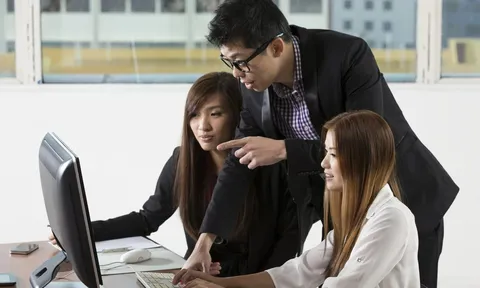 Công ty phạt nhân viên vì soi gương, ăn vặt: "Ai không chịu được thì nghỉ!"