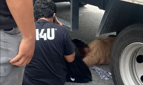 Tài xế mở cửa bất cẩn khiến người phụ nữ ngã xuống đường, bị xe tải cán tử vong ngay trước mặt con