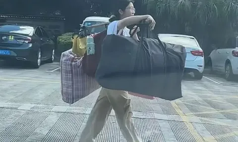 Hình ảnh nữ sinh gánh hành lý về nhà sau kỳ thi gây xúc động mạnh: "Gia đình là bó hoa đẹp nhất của con"
