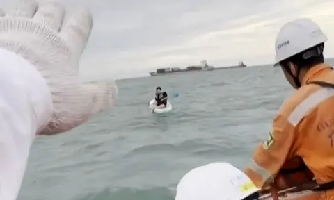 Clip: Bé trai trôi dạt 5 tiếng trên ván chèo giữa tâm bão, may mắn được cứu sống