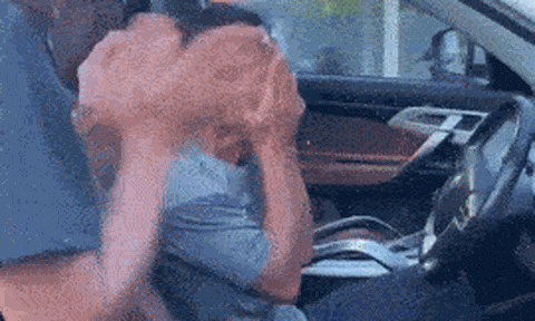 Clip: Khoảnh khắc người cha bật khóc khi được tặng SUV nhân dịp Ngày của Cha