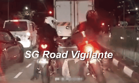 Clip: Tài xế vươn vai quá đà, ngã nhào vào xe bên cạnh khiến dân mạng cười bò