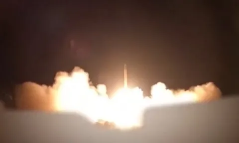 Clip: Iran phóng tên lửa vào căn cứ Mỹ ở Qatar