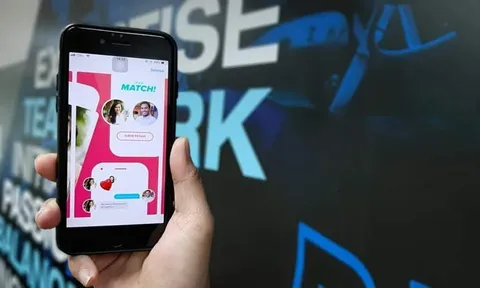 Tưởng gặp "soái ca cơ bắp" qua Tinder, cô gái ngỡ ngàng khi tháo khăn bịt mắt, quyết kiện đến cùng