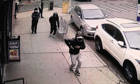 Clip: Kinh hoàng băng nhóm thiếu niên đấu súng giữa phố, bắn nhầm dân thường, giết nhầm đồng bọn